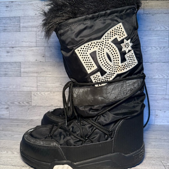 DC Shoes - Vtg Rare BLACK DC SNOW BOOTS size 10 Women’s Rhinestone Tie Round High fur warm